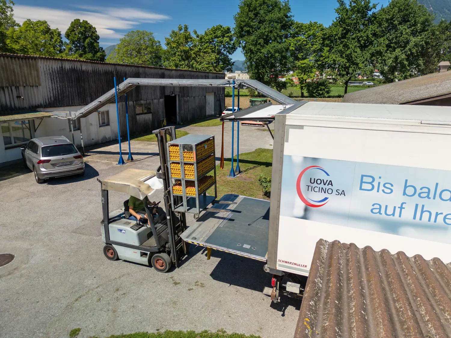 Veduta aerea del carico delle uova sul camion frigo Uova Ticino SA nel piazzale dell'azienda