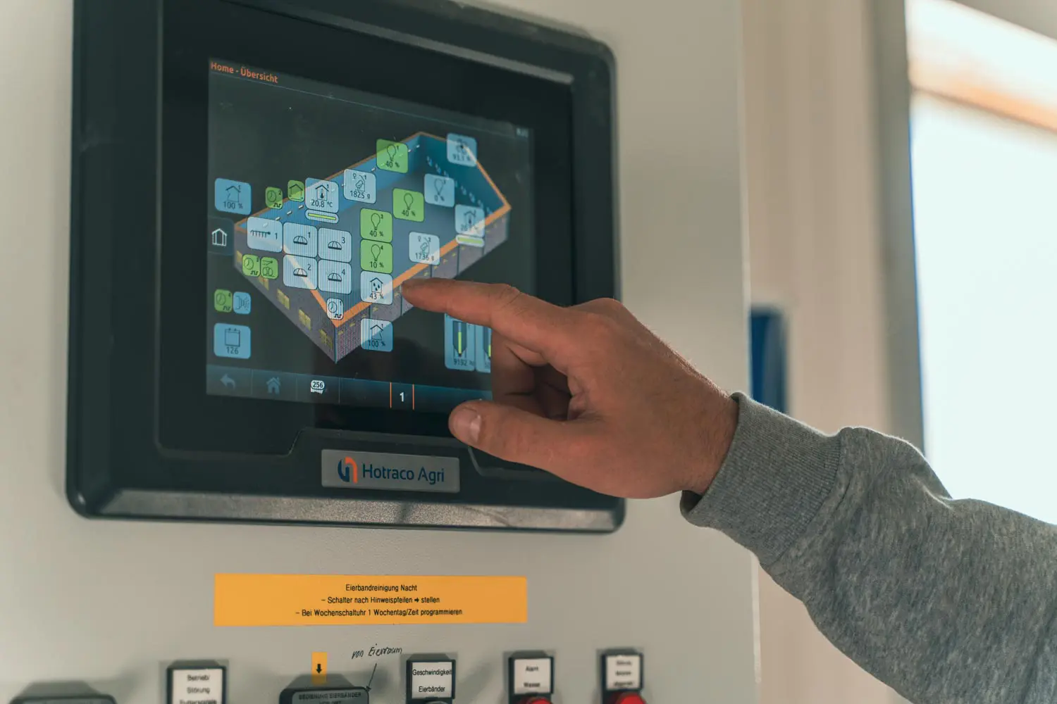 Pannello di controllo touchscreen per l'automazione e il clima del pollaio
